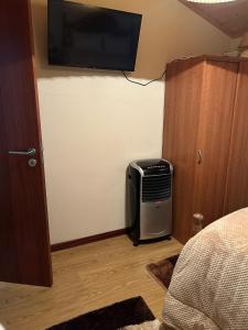 Zimmer mit einem TV an der Ecke eines Schlafzimmers in der Unterkunft Natura Gerês in Valdosende