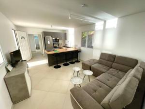 un soggiorno con divano e scrivania di Magnifique villa 6 à 8 pers avec piscine - vue mer a Vieux-Habitants