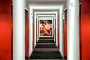 un couloir dans un bâtiment avec colonnes rouges et blanches dans l'établissement The D Las Vegas, à Las Vegas