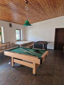 Biliár nebo kulečník v ubytování Apartmány Na rychtě
