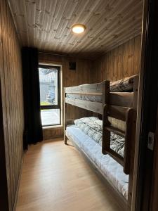 una habitación con dos literas en una cabaña en Roaldsida Retreat, en Stranda