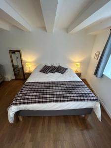 Ένα ή περισσότερα κρεβάτια σε δωμάτιο στο Rosace Maison de village - Townhouse in the countryside