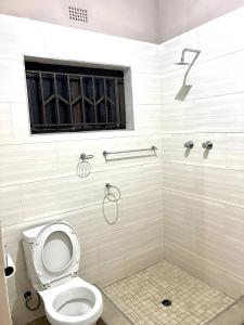 ein Badezimmer mit Toilette und Dusche in der Unterkunft Lulu Guest Lodge, Low-Density Suburbs, Victoria Falls in Victoriafälle + 4 Fotos