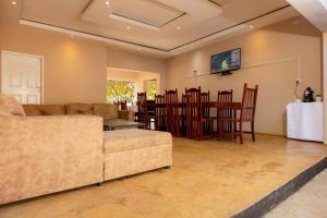 ein Wohnzimmer mit Couch und ein Esszimmer in der Unterkunft Lulu Guest Lodge, Low-Density Suburbs, Victoria Falls in Victoriafälle