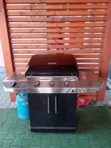 Kemudahan BBQ tersedia untuk tetamu di asrama