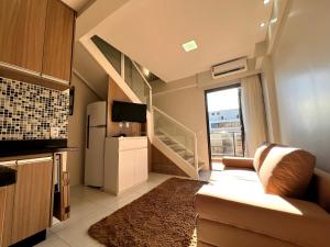 ein kleines Wohnzimmer mit Kühlschrank und Treppe in der Unterkunft Venice Park Hplus Long Stay in Brasilia