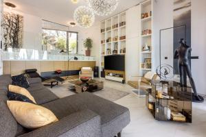 Una sala de estar con un sofá y un televisor. en Luxusvilla mit Infinity-Pool, Wellnessbereich, 1 km zum Strand, en Crikvenica