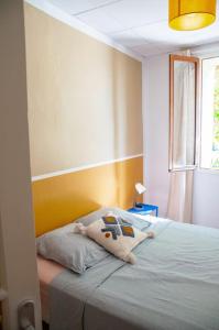 Un dormitorio con una cama con una almohada encima. en Appartement Gabules, en La Ciotat