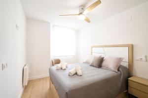 a bedroom with a bed with two towels on it at La brisa del Jerte by keyhom in Plasencia