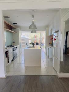 3 BR villa in Werribee near to Werribee CBD的厨房或小厨房