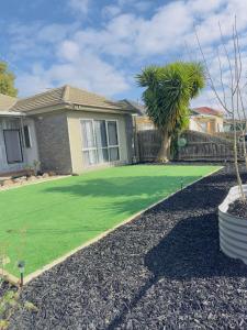 3 BR villa in Werribee near to Werribee CBD外面的花园