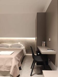 Un dormitorio con una cama y un escritorio con una silla. en Hotel Valle Verde, en Grammichele 45 fotos más