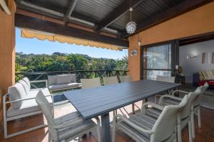 En balkon eller terrasse på San Lameer Villa 3107 - 4 Bedroom Classic - 8 pax - San Lameer Rental Agency