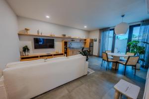 TV a/nebo společenská místnost v ubytování Casa Loba Luxe Unit 2 with private pool and garden