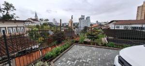 布卢梅瑙SUITE COM AR e BWC PRIVATIVO POUCOS METROS OKTOBERFEST的屋顶花园享有城市美景