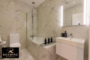 une salle de bain blanche avec un lavabo et des toilettes dans l'établissement Sleeps 6 - Central - Free Secure Parking - 2 Bath, à Reading