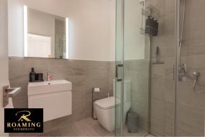 une salle de bains avec toilettes, lavabo et douche dans l'établissement Sleeps 6 - Central - Free Secure Parking - 2 Bath, à Reading