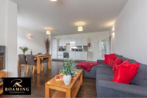 - un salon avec un canapé bleu et des oreillers rouges dans l'établissement Sleeps 6 - Central - Free Secure Parking - 2 Bath, à Reading 18 autres photos