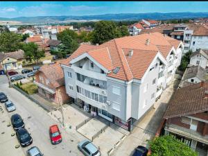 an overhead view of a large building in a city at Apartman Casa di Tasa in Veliko Gradište