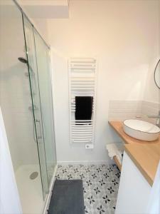 une salle de bains avec douche, toilettes et lavabo dans l'établissement T3 plein centre proche Versailles Saint Quentin en Yvelines, à Voisins-le-Bretonneux