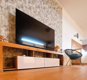 TV a/nebo společenská místnost v ubytování Three Diamonds Residence