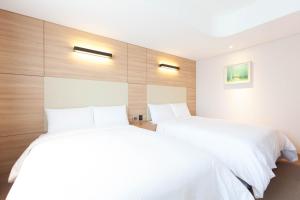 Łóżko lub łóżka w pokoju w obiekcie Acube Hotel Dongdaemun
