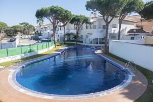basen przed budynkiem w obiekcie Apartamento Castillo de Mar w mieście Chiclana de la Frontera