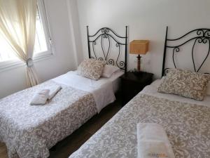 Łóżko lub łóżka w pokoju w obiekcie Apartamento Castillo de Mar