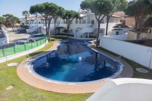 basen w ogrodzie obok budynku w obiekcie Apartamento Castillo de Mar w mieście Chiclana de la Frontera