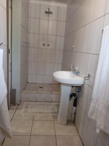 un baño con lavabo y ducha en Mrakes Guesthouse, en Odendaalsrus