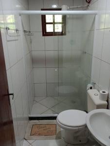 a bathroom with a shower with a toilet and a sink at Chalé Família no Sana - Aconchego e Conforto in Casimiro de Abreu +18 photos