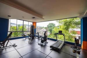une salle de sport avec des tapis de course et une grande fenêtre dans l'établissement Well located Apt 1BR - T2-421, à Ban Klang