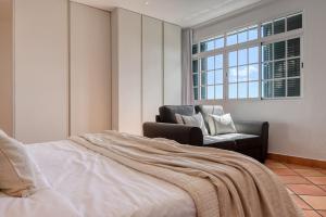 Postel nebo postele na pokoji v ubytování Clarisse's House II, a Home in Madeira