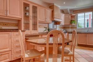 Kuchyň nebo kuchyňský kout v ubytování Clarisse's House II, a Home in Madeira