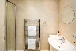 クロイドンにあるChatsworth Ground Floor Apartment!の洗面台とシャワー付きのバスルーム