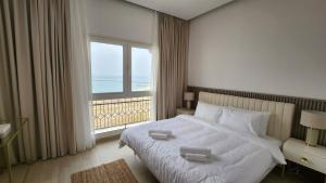 Postel nebo postele na pokoji v ubytování Hala Holiday Homes - Al Hamra Village, RAK + 37 fotografií
