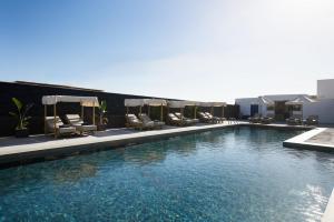 Hồ bơi trong/gần The Noverian Bios Santorini Boutique Hotel