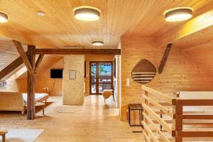 Televízia a/alebo spoločenská miestnosť v ubytovaní Penthouse im Bauernhaus