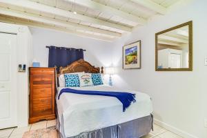 une chambre avec un grand lit et un miroir dans l'établissement Peaceful Studio Near Golf Course in Clearwater!, à Clearwater