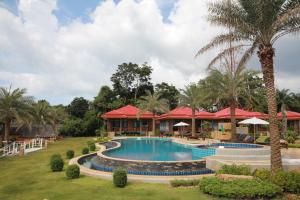 Bazén v ubytování Lanta Lapaya Resort nebo v jeho okolí