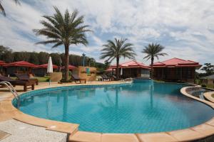 Bazén v ubytování Lanta Lapaya Resort nebo v jeho okolí