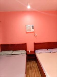 Postel nebo postele na pokoji v ubytování Saki's inn
