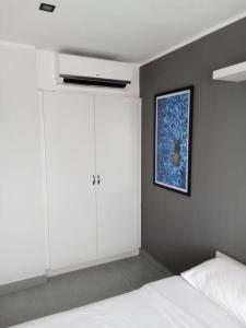 Ban KlangにあるFully Furnished Apartment - NV-622のベッドと壁に絵が飾られた寝室 +7枚の写真