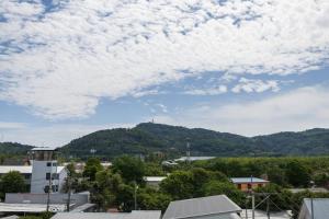 Ban KlangにあるFully Furnished Apartment - NV-622の山を背景とした市街の景色