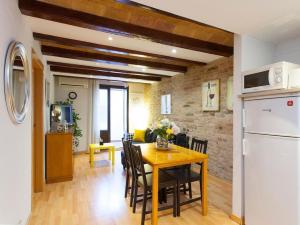 een keuken en eetkamer met een tafel en stoelen bij Parallel - Family Flat 2 rooms in Barcelona