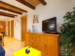 een woonkamer met een televisie op een houten dressoir bij Parallel - Family Flat 2 rooms in Barcelona