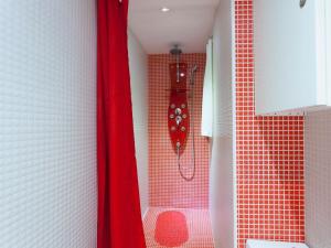 een rode douche in een badkamer met een rood gordijn bij Parallel - Family Flat 2 rooms in Barcelona +18 foto's
