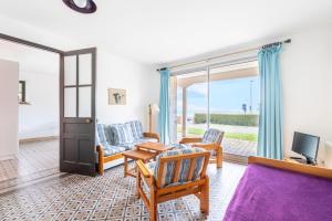 Televízia a/alebo spoločenská miestnosť v ubytovaní Terrasse et vue mer à Pléneuf-Val-André