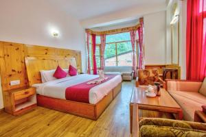 Postel nebo postele na pokoji v ubytování HOTEL ROyAL THE MALL MANALI