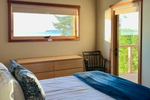 Postel nebo postele na pokoji v ubytování Rainier View Beach House